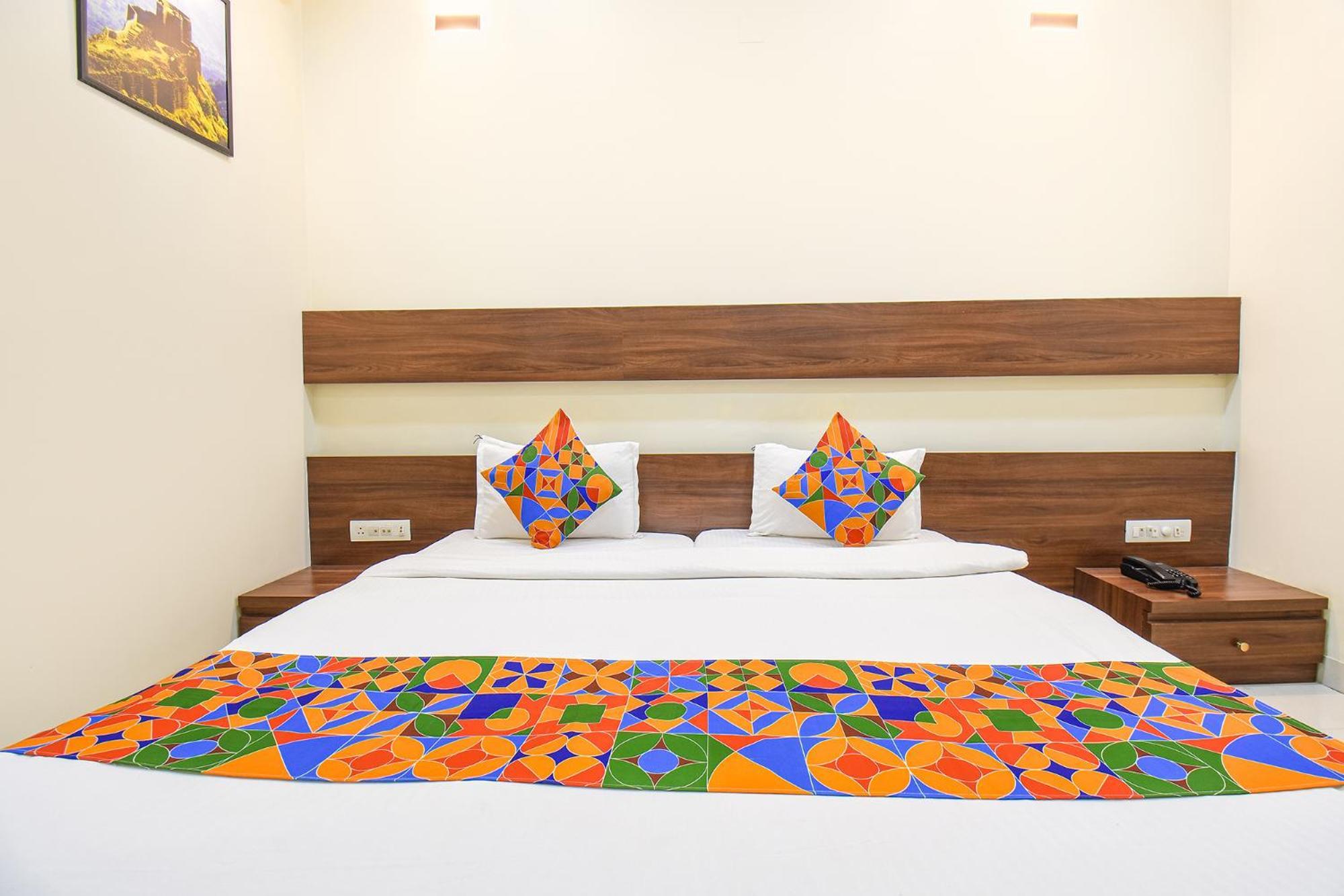 Fabhotel Royal Suits - Nr Mahadji Shinde Chhatri Mundhva Exterior foto