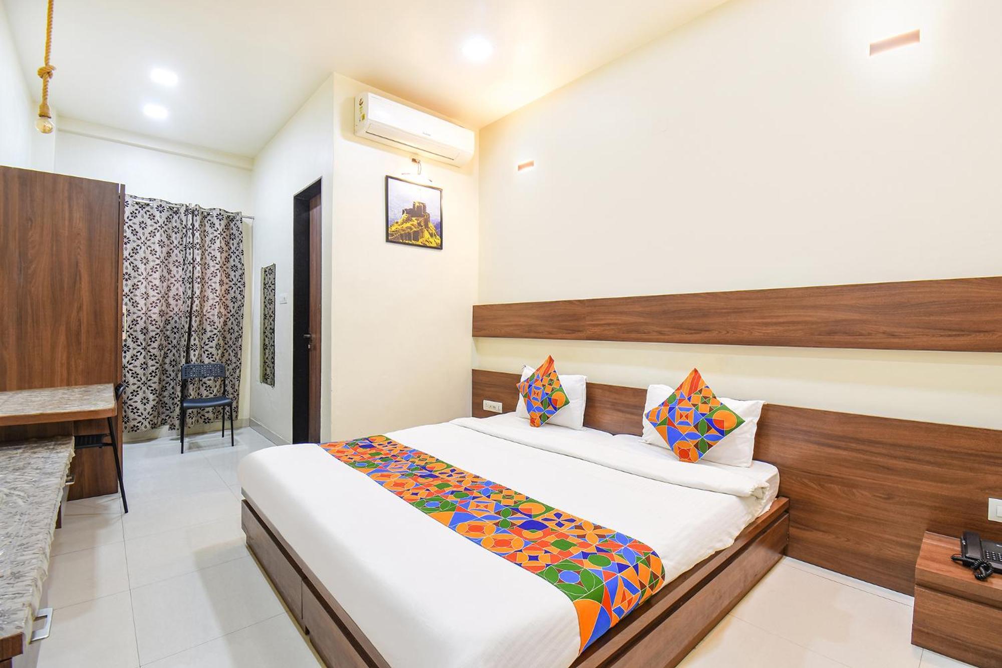 Fabhotel Royal Suits - Nr Mahadji Shinde Chhatri Mundhva Exterior foto
